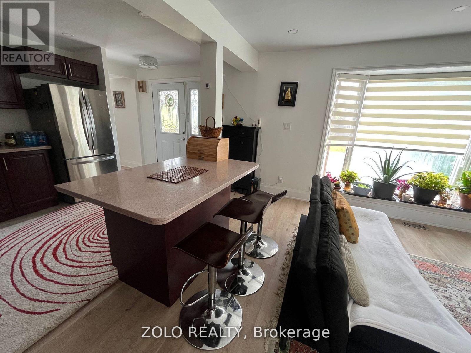 Photo 3 of 525 Lynett Crescent, Richmond Hill ON