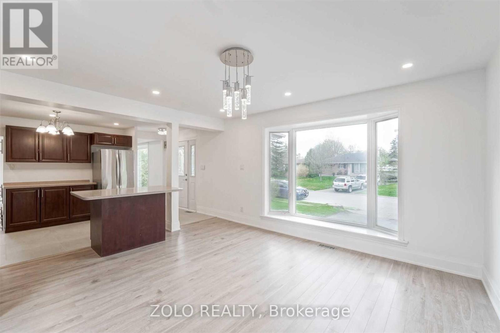 Photo 5 of 525 Lynett Crescent, Richmond Hill ON