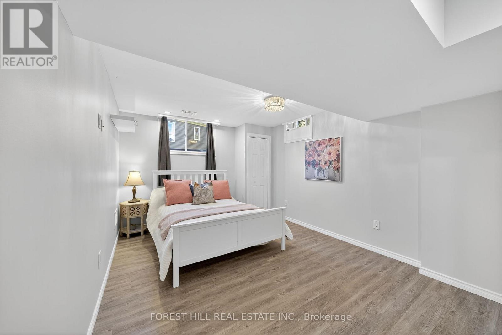 Photo 27 of 70 Robert Street S, Wasaga Beach ON