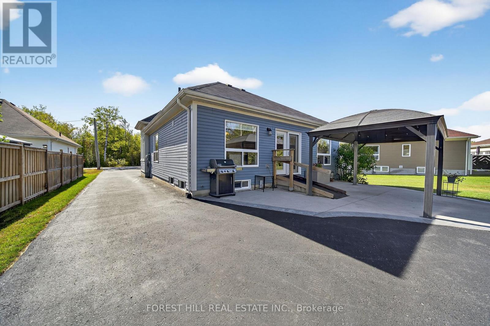 Photo 33 of 70 Robert Street S, Wasaga Beach ON
