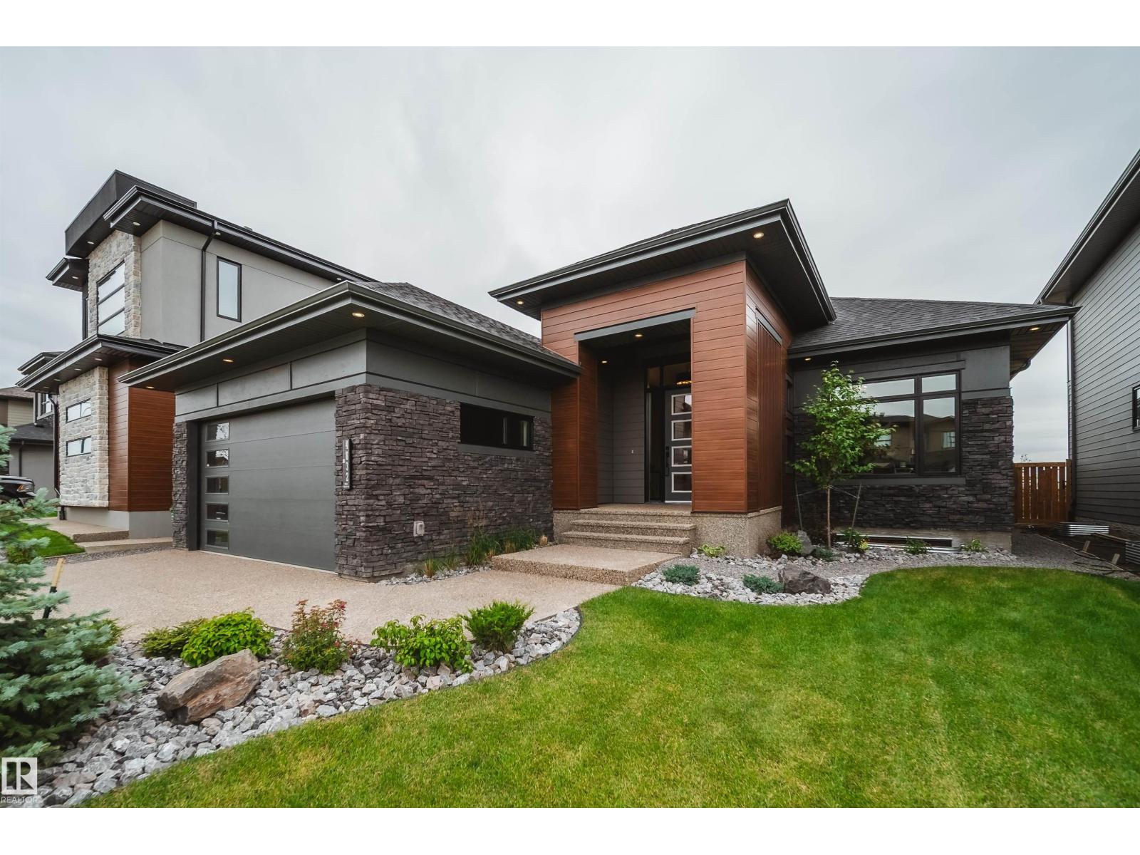 Photo 1 of 4832 Knight Cr Sw, Edmonton AB