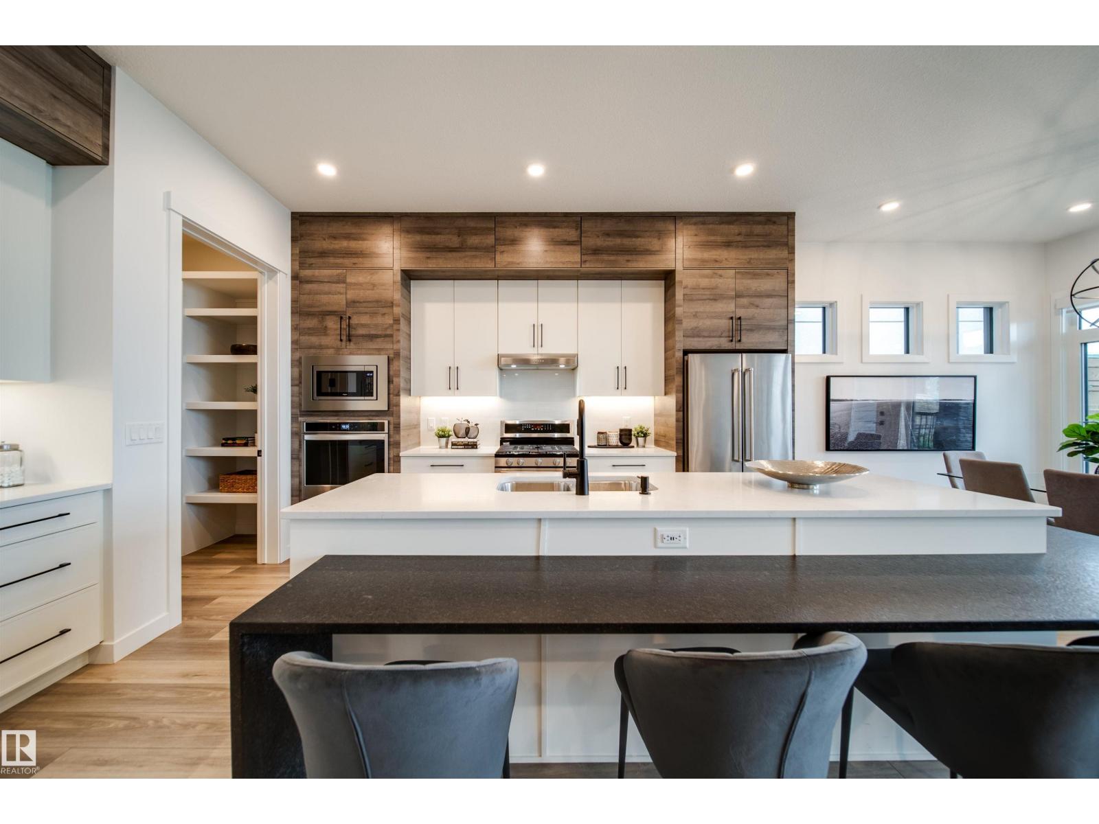 Photo 6 of 4832 Knight Cr Sw, Edmonton AB