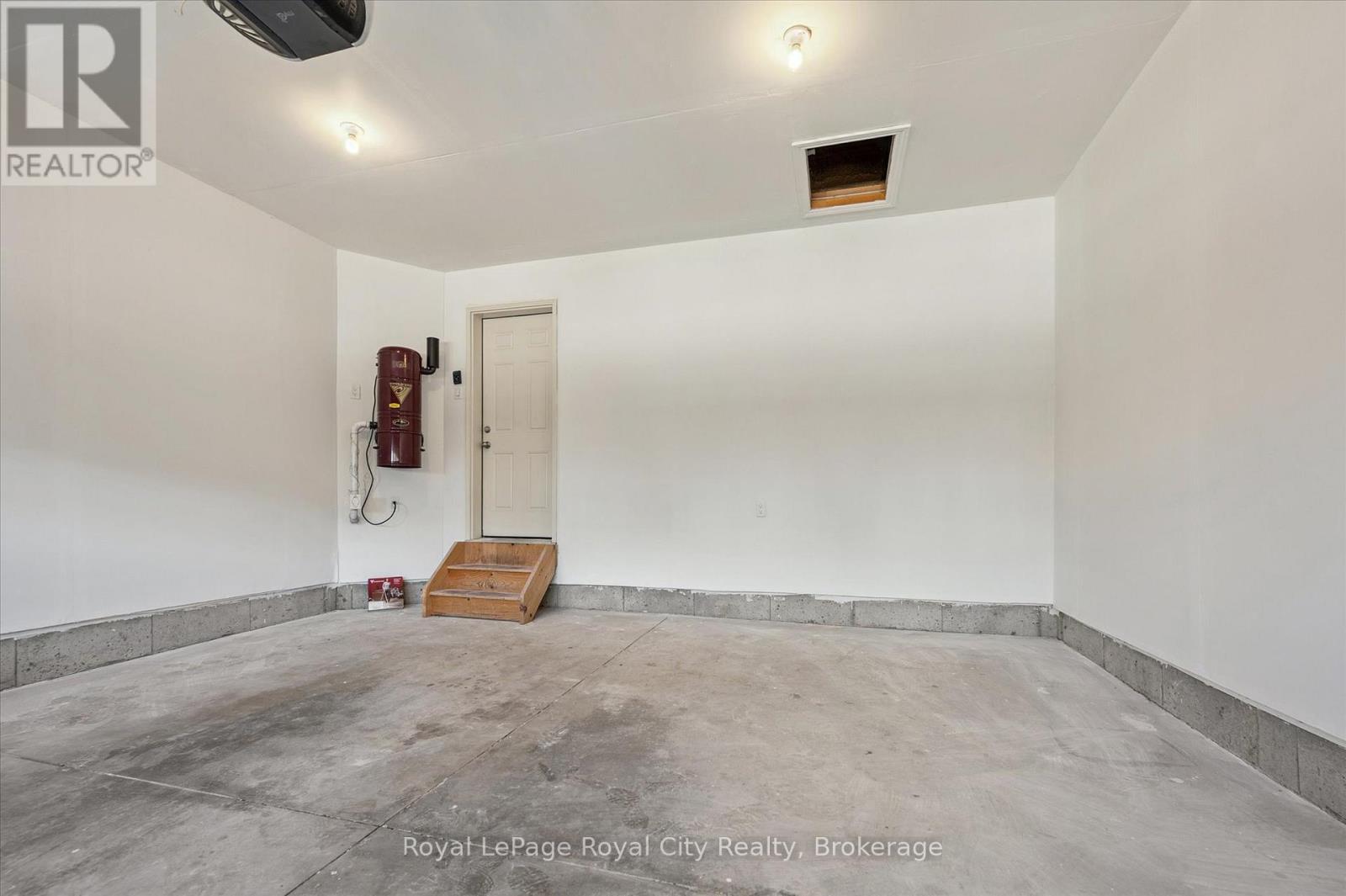 Photo 31 of 52 Aberdeen Street, Centre Wellington ON