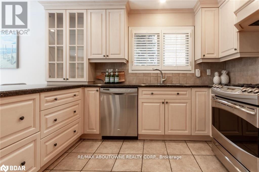 Photo 10 of 398 Barclay Crescent, Oakville ON