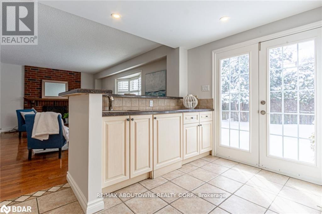 Photo 22 of 398 Barclay Crescent, Oakville ON