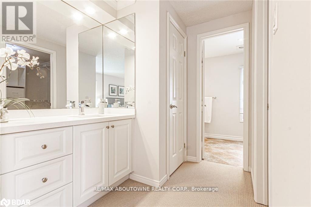 Photo 9 of 398 Barclay Crescent, Oakville ON