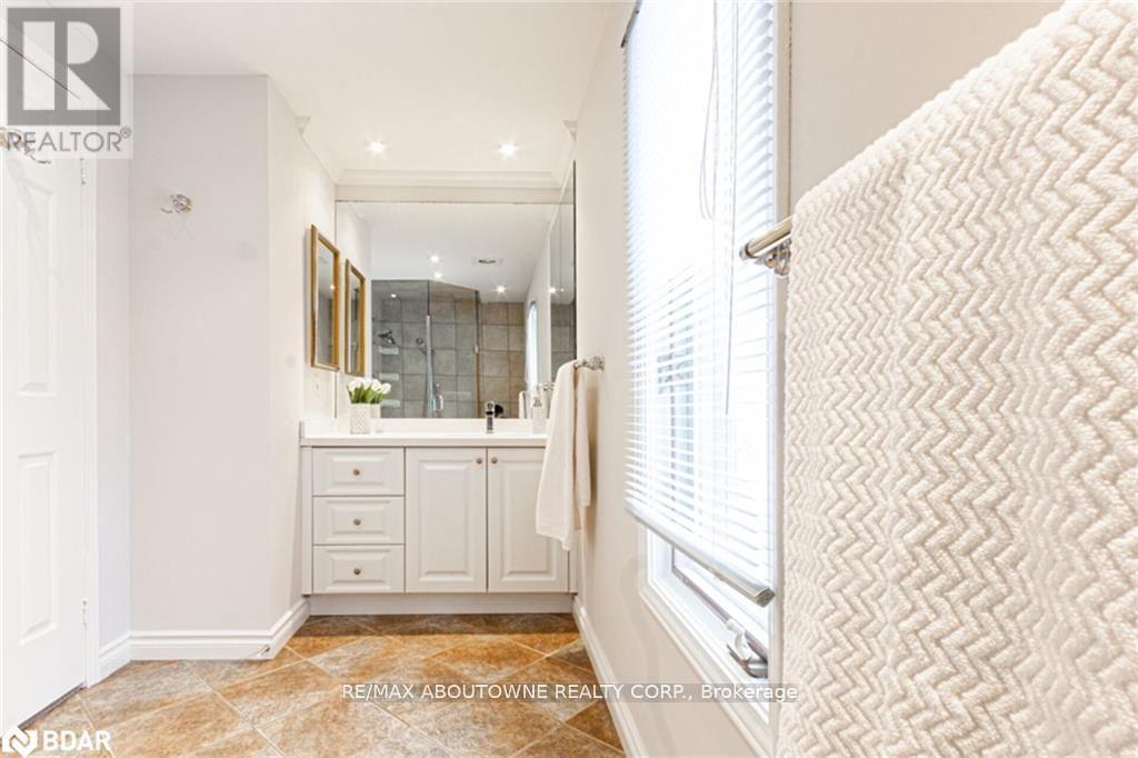 Photo 18 of 398 Barclay Crescent, Oakville ON