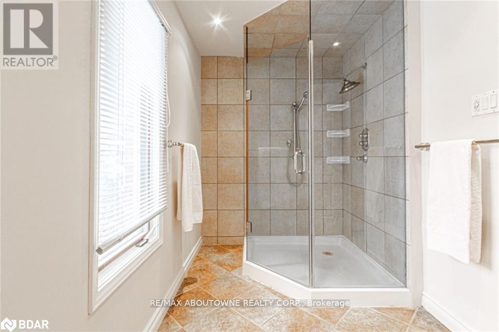 Photo 33 of 398 Barclay Crescent, Oakville ON