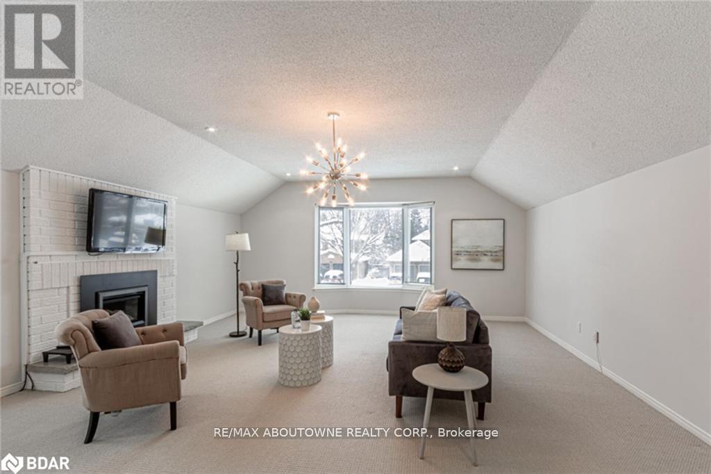 Photo 12 of 398 Barclay Crescent, Oakville ON