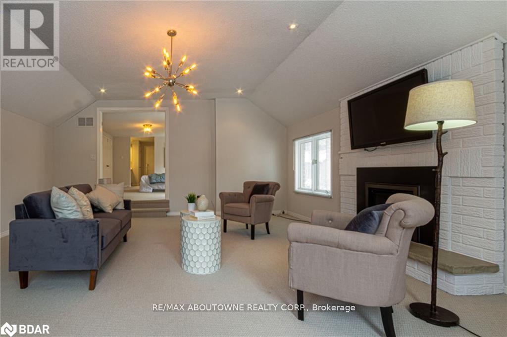 Photo 21 of 398 Barclay Crescent, Oakville ON