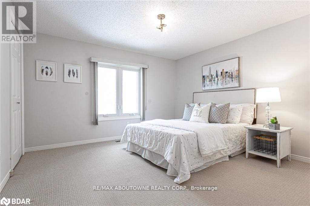 Photo 2 of 398 Barclay Crescent, Oakville ON