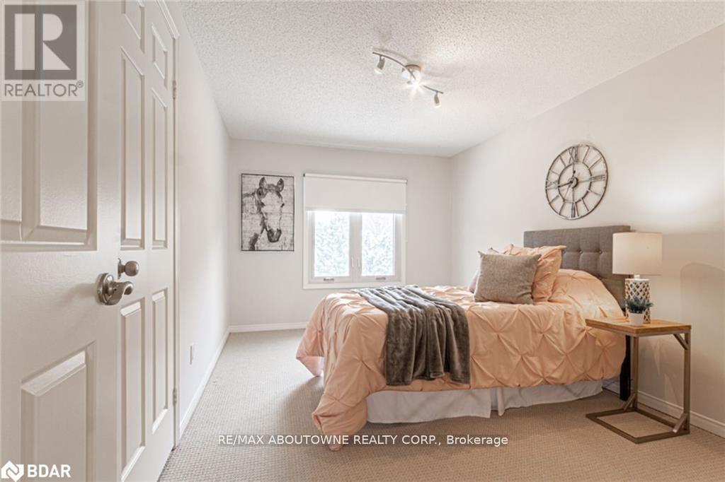 Photo 14 of 398 Barclay Crescent, Oakville ON