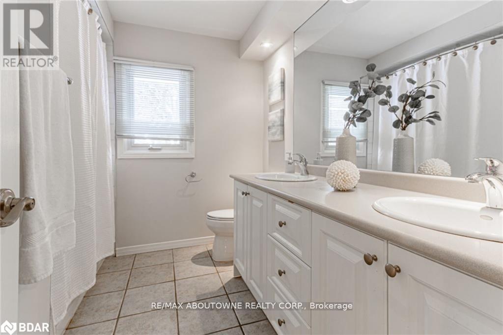 Photo 25 of 398 Barclay Crescent, Oakville ON