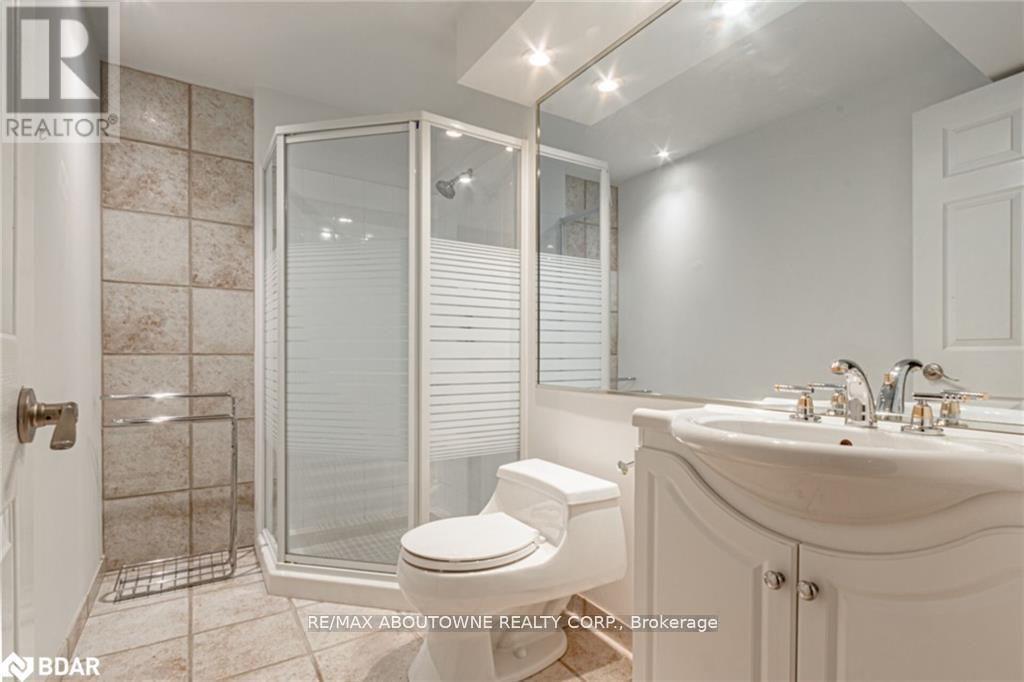 Photo 8 of 398 Barclay Crescent, Oakville ON