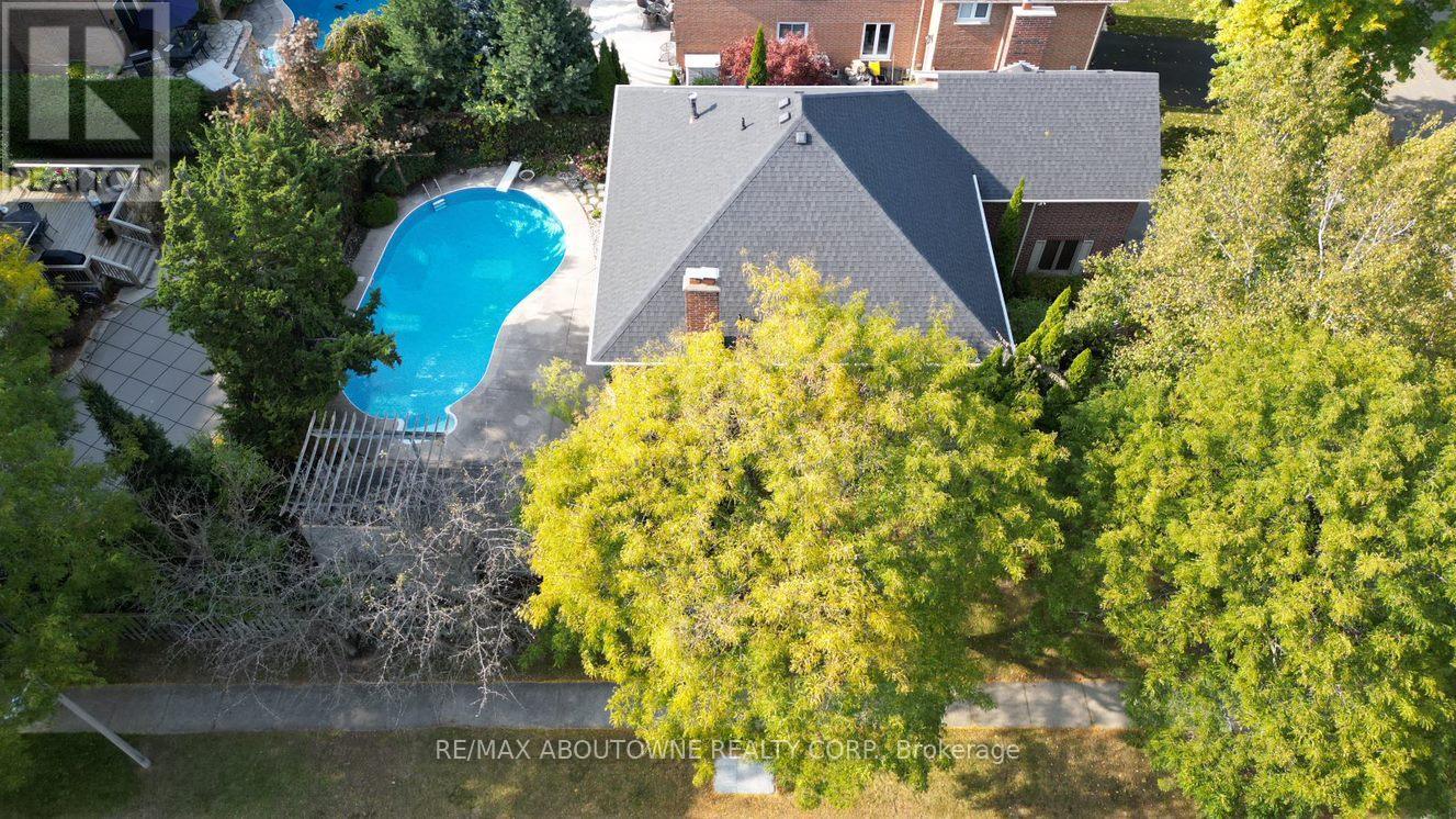 Photo 20 of 398 Barclay Crescent, Oakville ON