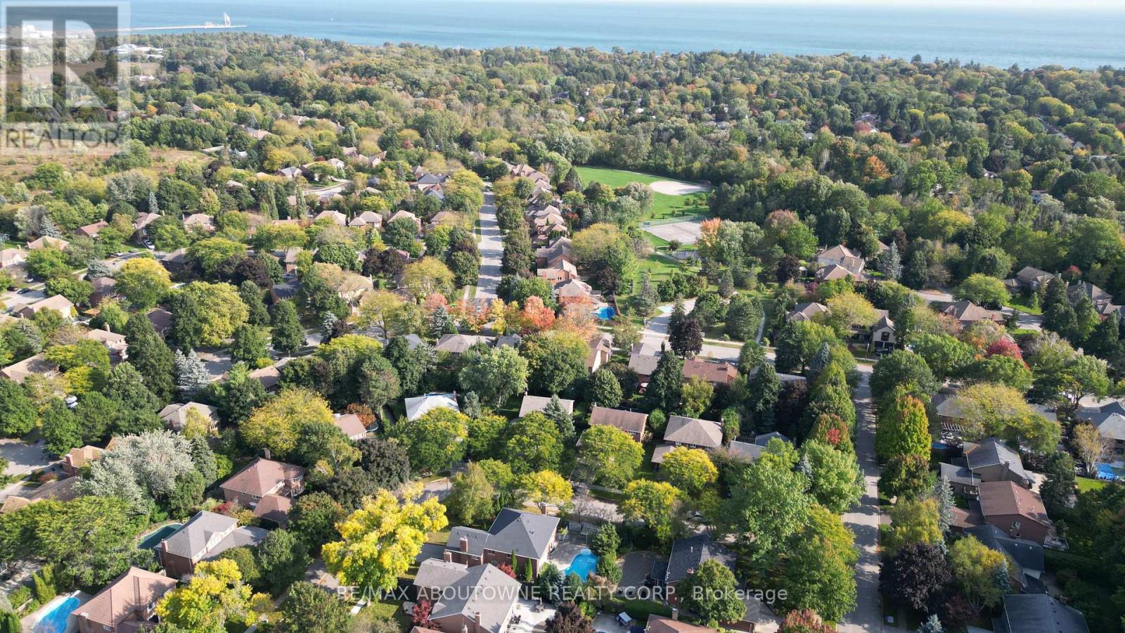 Photo 11 of 398 Barclay Crescent, Oakville ON