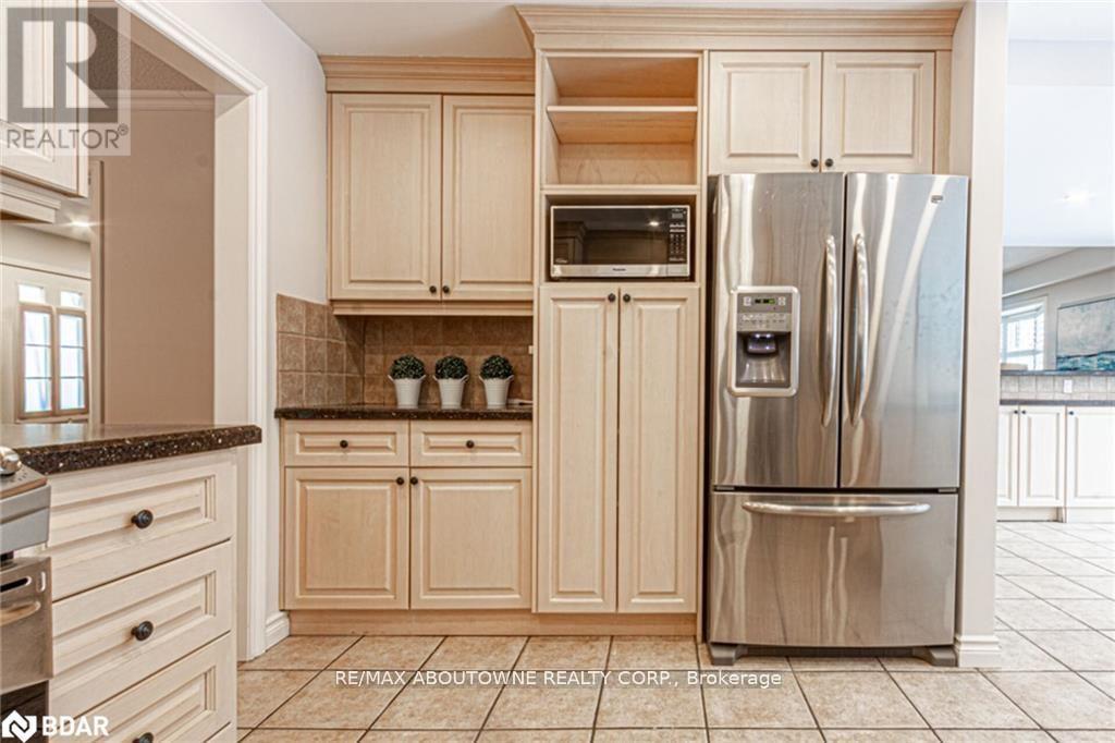Photo 31 of 398 Barclay Crescent, Oakville ON