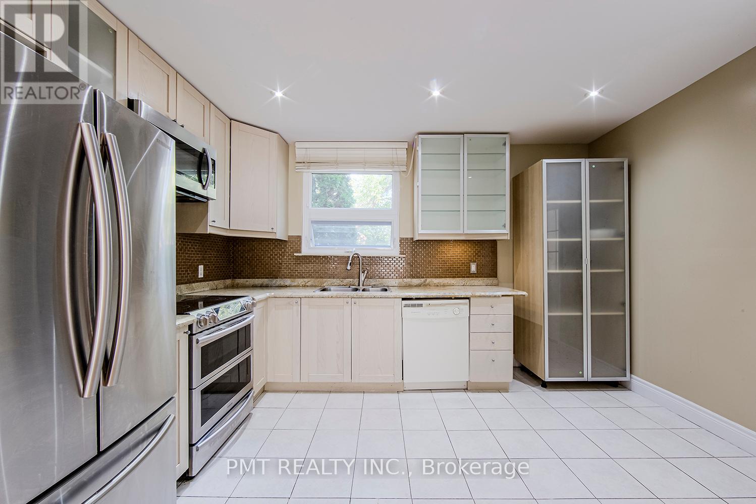 Photo 17 of Main 39 Windermere Avenue, Toronto ON