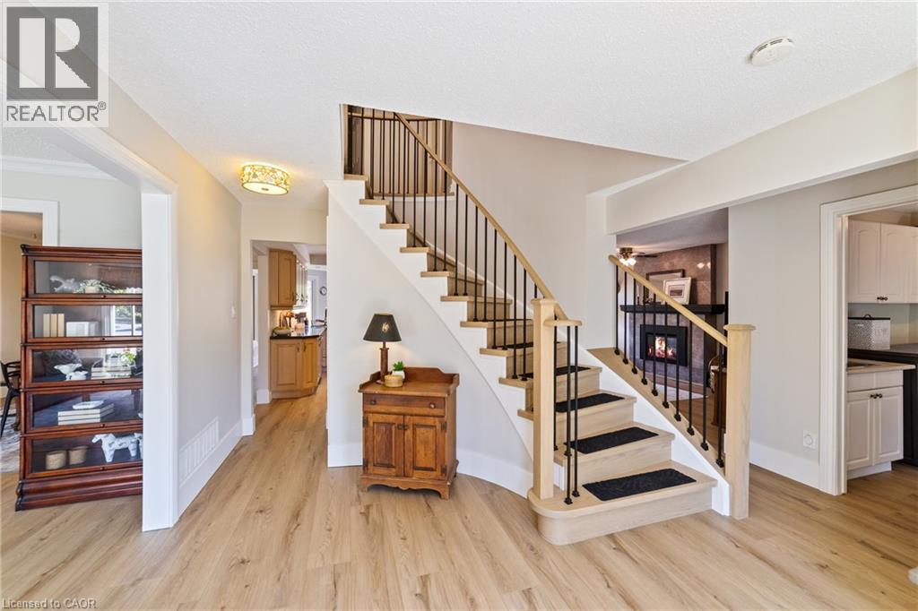Photo 5 of 2131 Upland Drive, Burlington ON
