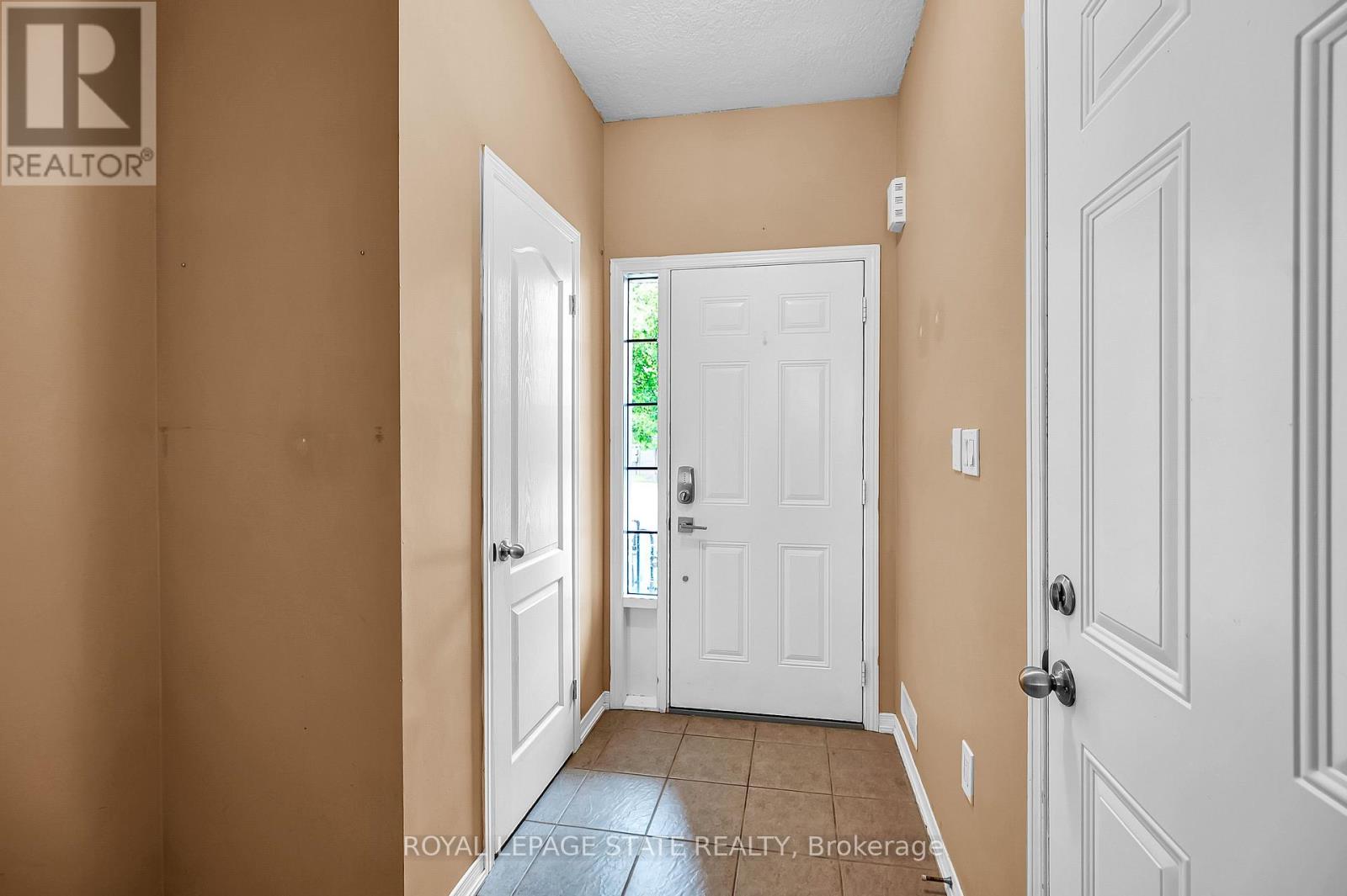 Photo 5 of 24 170 Palacebeach Trail, Hamilton ON