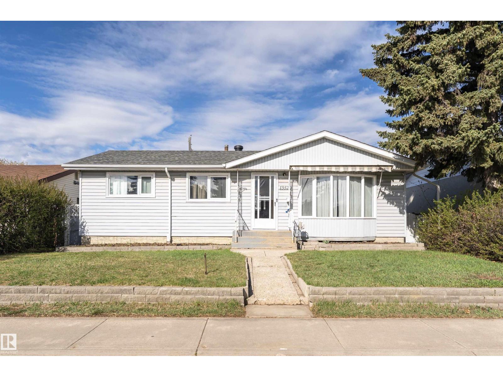 Photo 2 of 13520 113 A St Nw, Edmonton AB