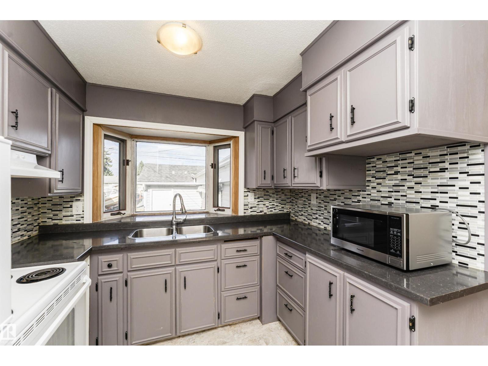 Photo 16 of 13520 113 A St Nw, Edmonton AB