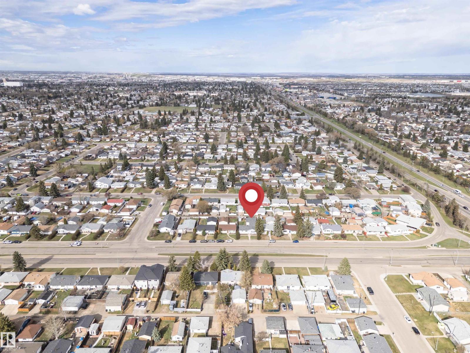 Photo 4 of 13520 113 A St Nw, Edmonton AB