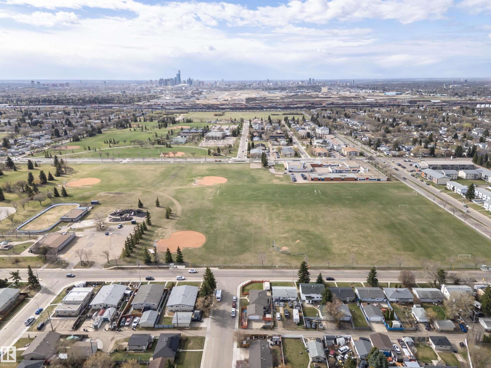 Photo 15 of 13520 113 A St Nw, Edmonton AB