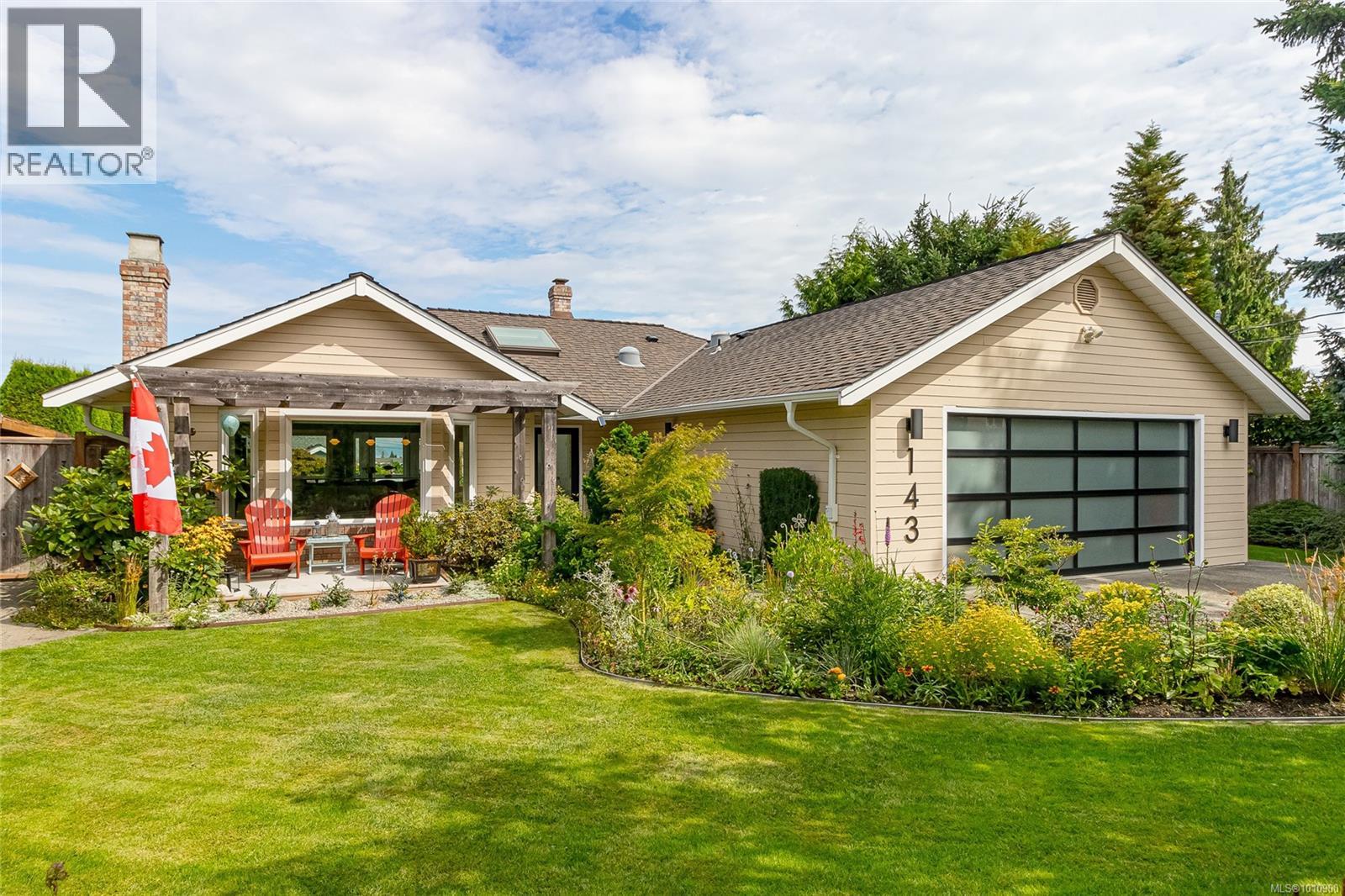 Photo 1 of 143 Denman Dr, Qualicum Beach BC