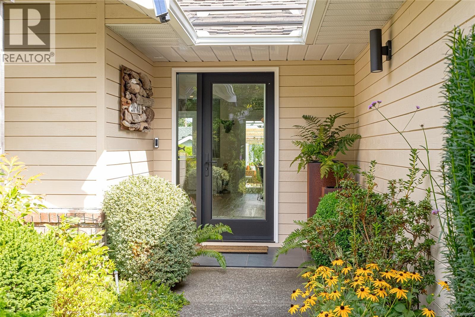 Photo 4 of 143 Denman Dr, Qualicum Beach BC