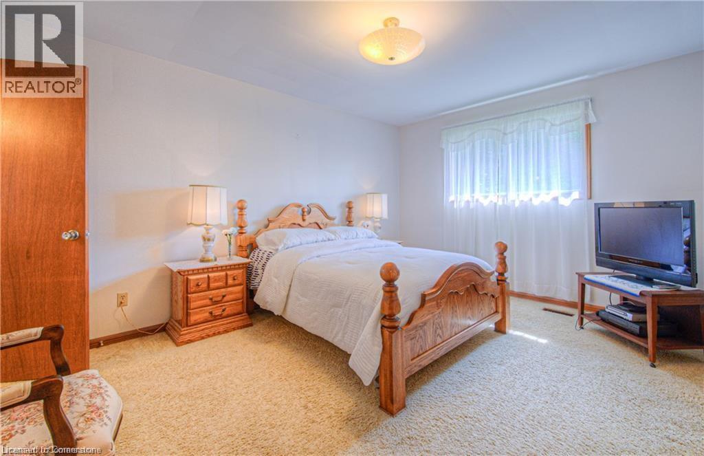 Photo 13 of 641 Black Oak Crescent, Waterloo ON