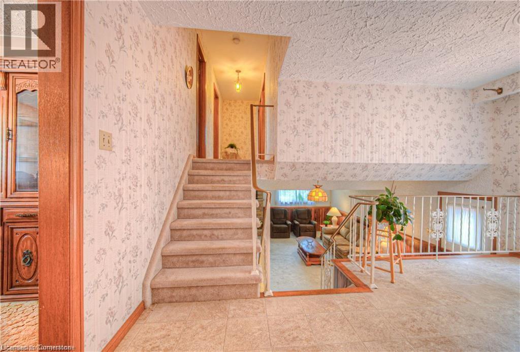 Photo 15 of 641 Black Oak Crescent, Waterloo ON