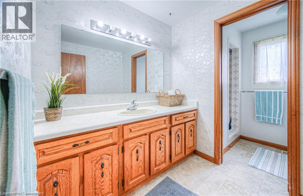 Photo 16 of 641 Black Oak Crescent, Waterloo ON