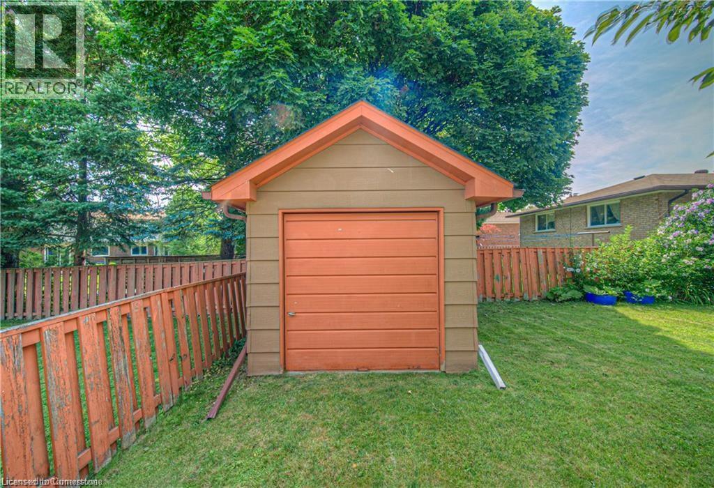 Photo 23 of 641 Black Oak Crescent, Waterloo ON
