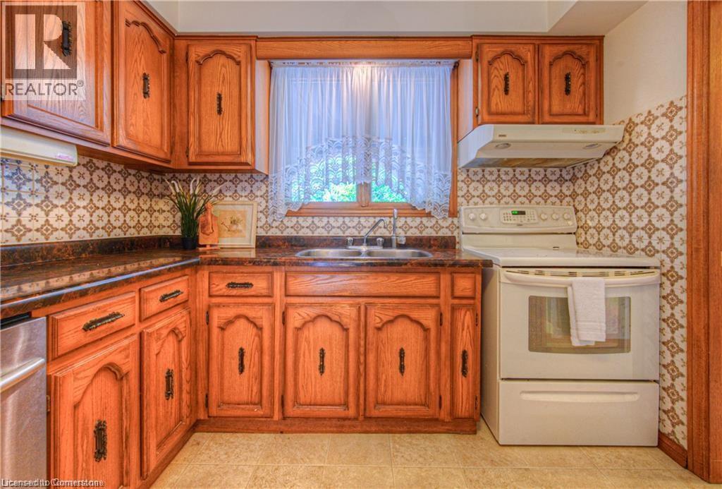 Photo 8 of 641 Black Oak Crescent, Waterloo ON