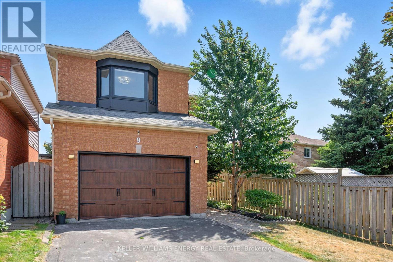 Photo 2 of 9 Glen Ray Court, Clarington ON