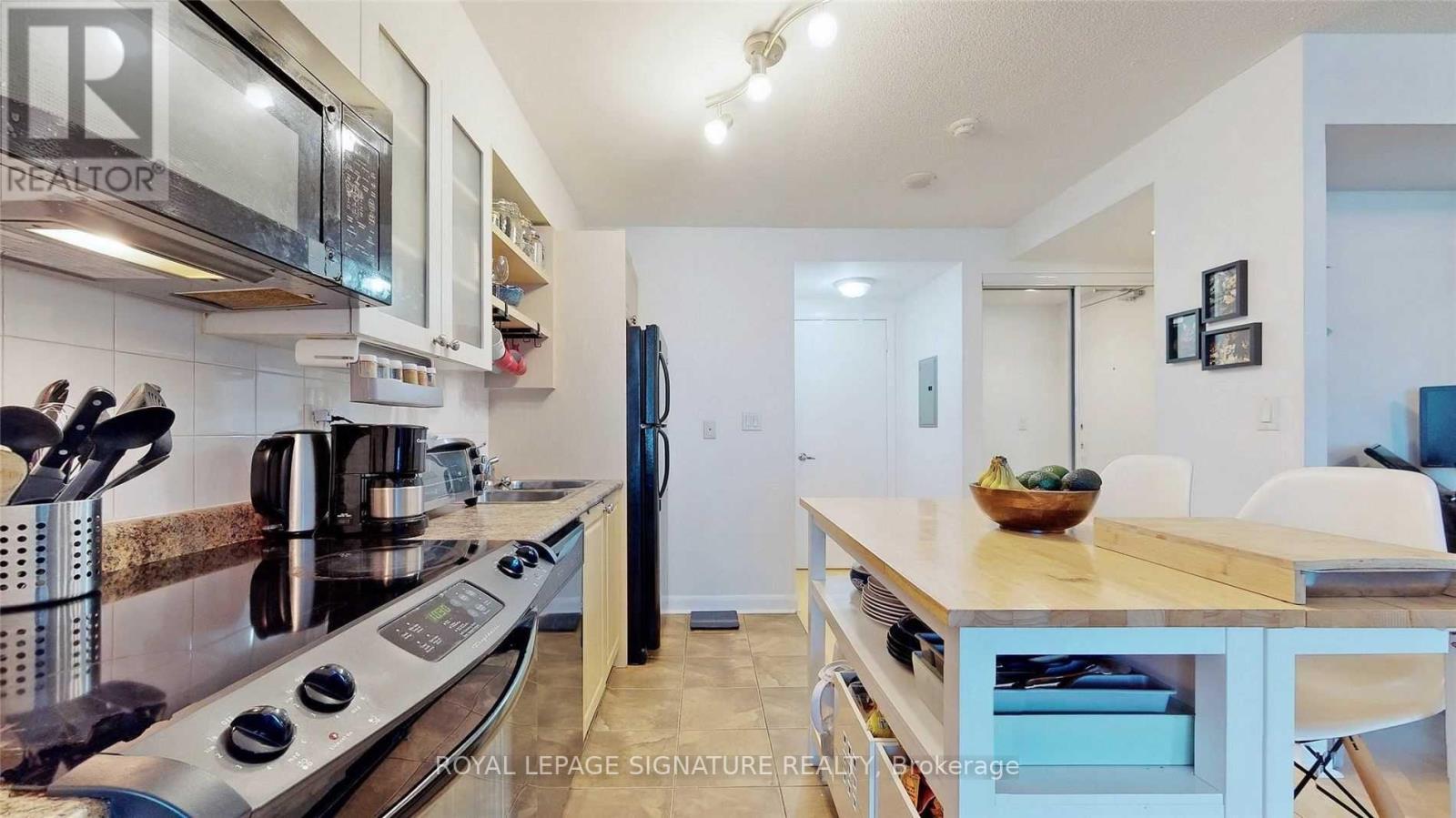 Photo 3 of 1411 600 Fleet Street, Toronto ON