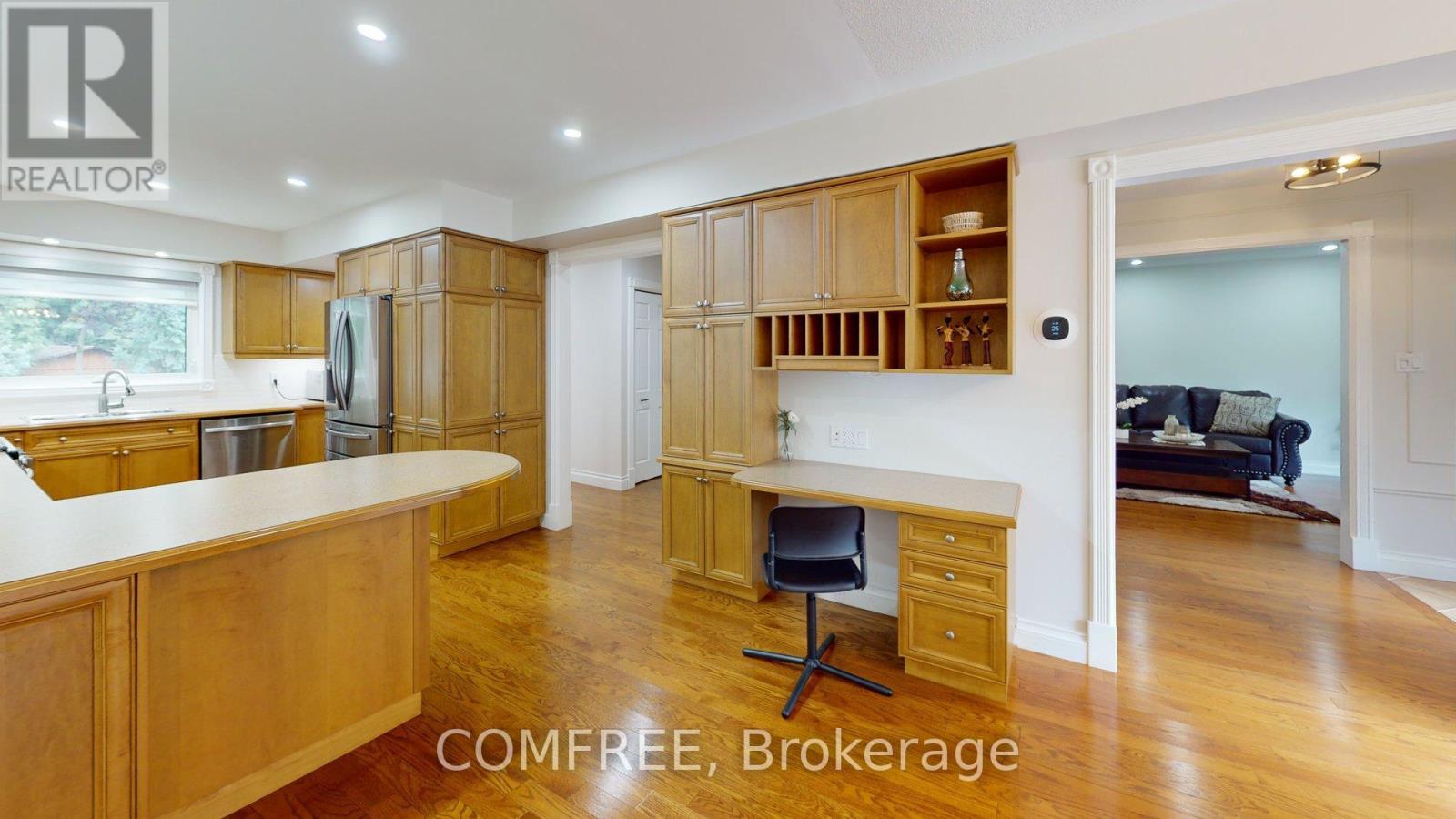Photo 7 of 40 Sir Gawaine Place, Markham ON