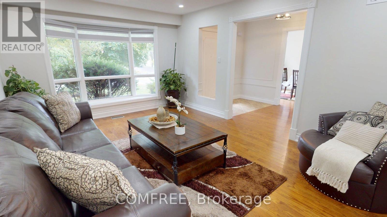 Photo 8 of 40 Sir Gawaine Place, Markham ON