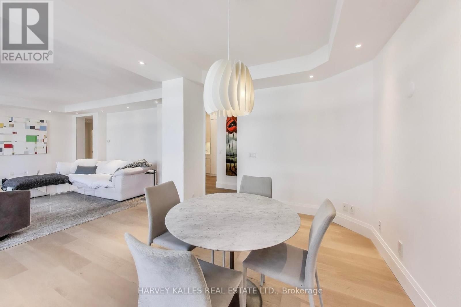 Photo 12 of 804 1 Balmoral Avenue, Toronto ON