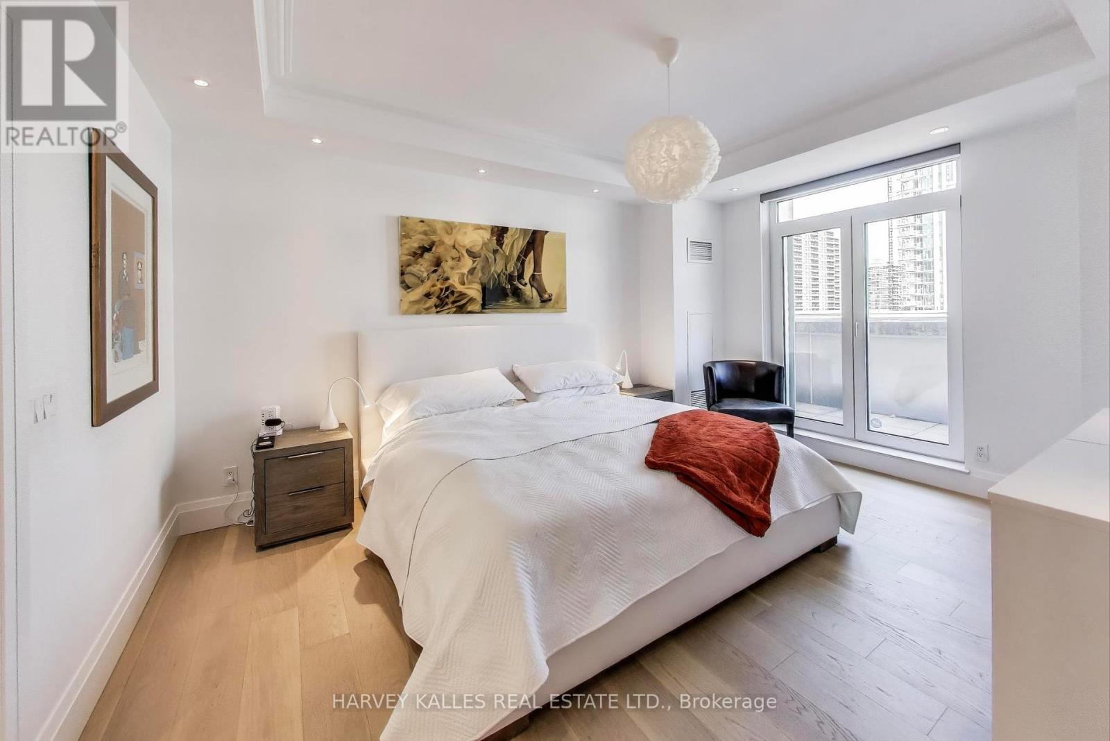 Photo 15 of 804 1 Balmoral Avenue, Toronto ON