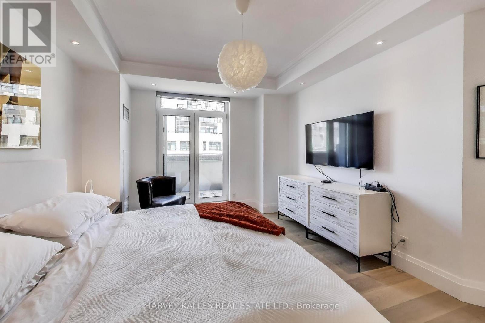 Photo 16 of 804 1 Balmoral Avenue, Toronto ON
