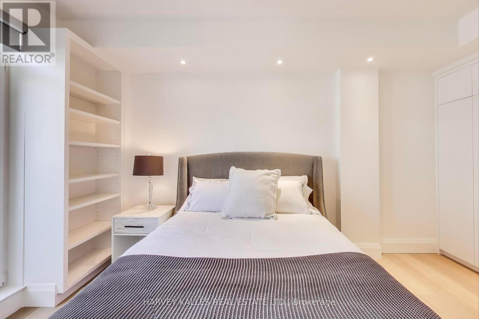 Photo 22 of 804 1 Balmoral Avenue, Toronto ON