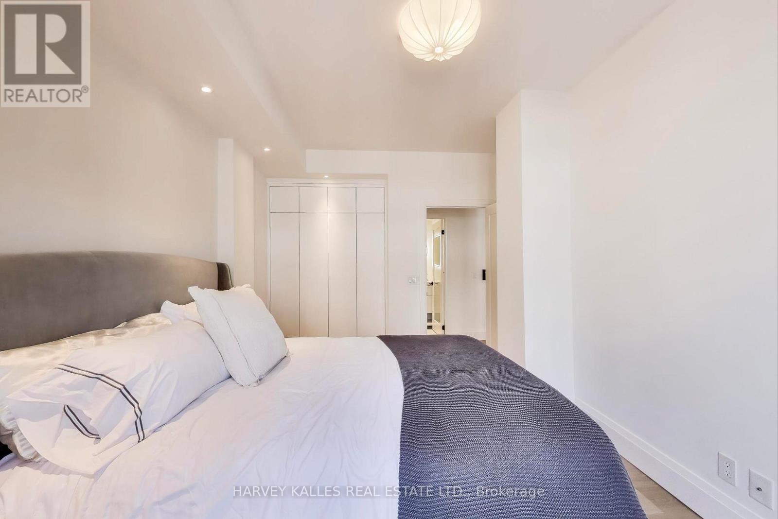 Photo 23 of 804 1 Balmoral Avenue, Toronto ON