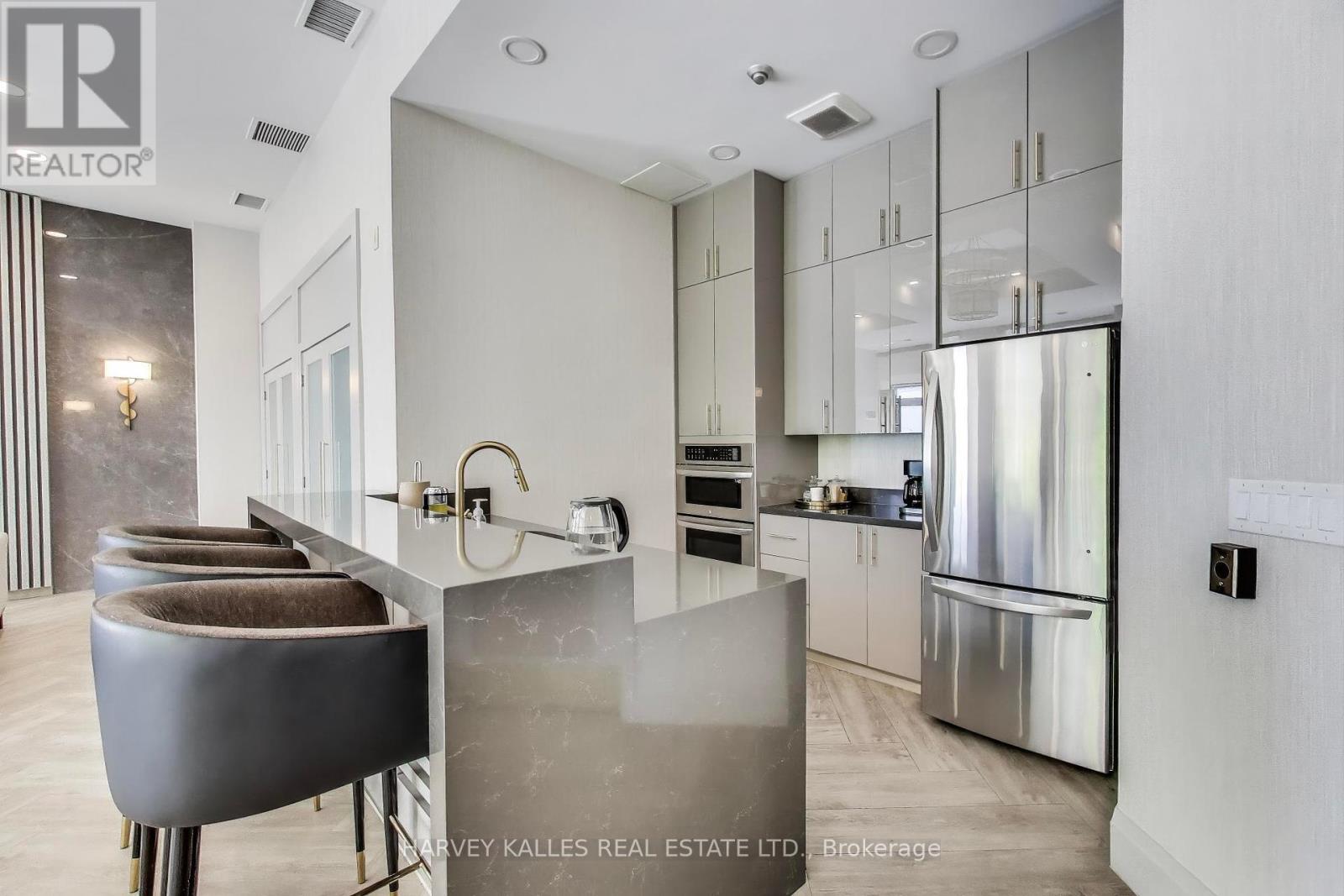 Photo 33 of 804 1 Balmoral Avenue, Toronto ON