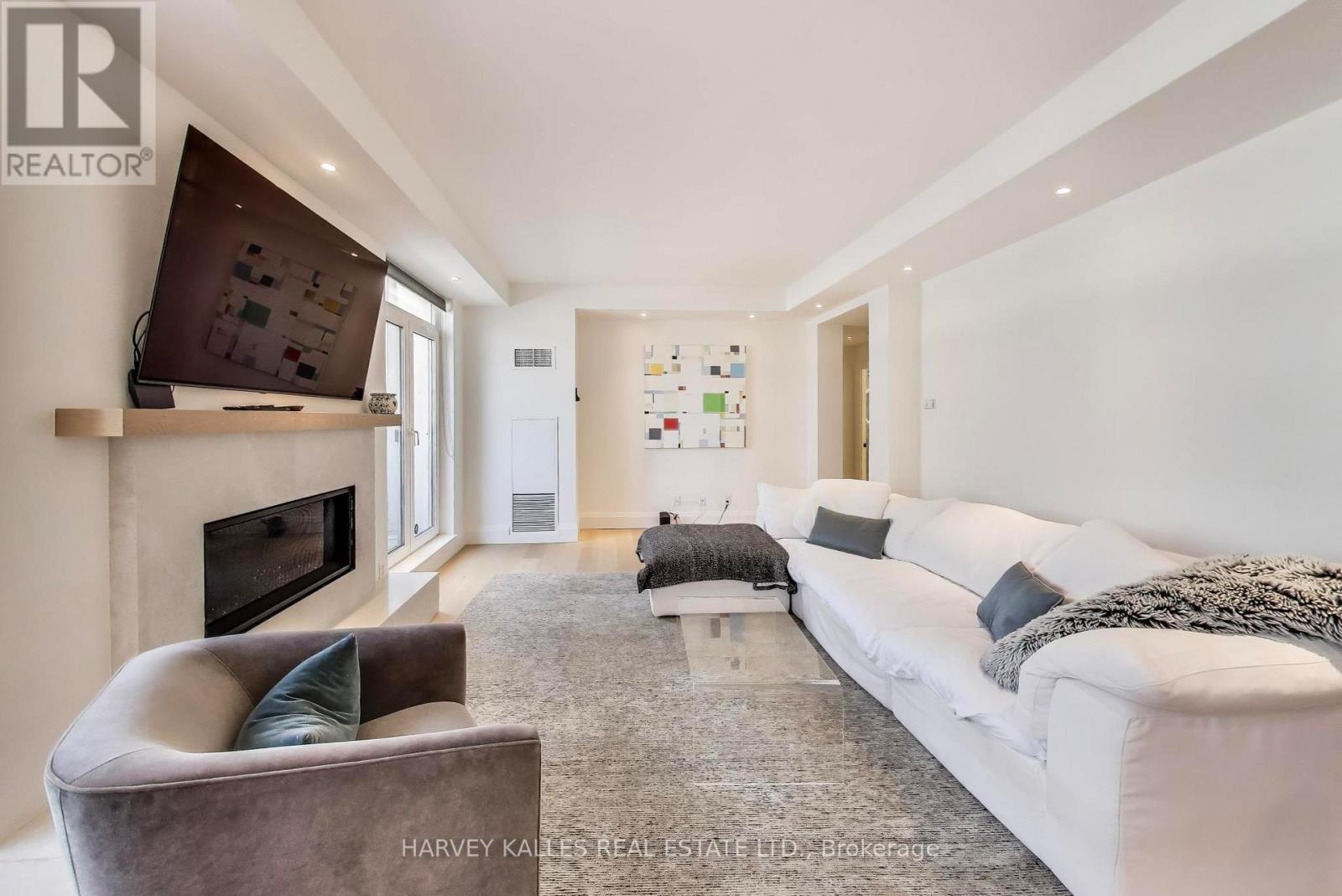 Photo 8 of 804 1 Balmoral Avenue, Toronto ON