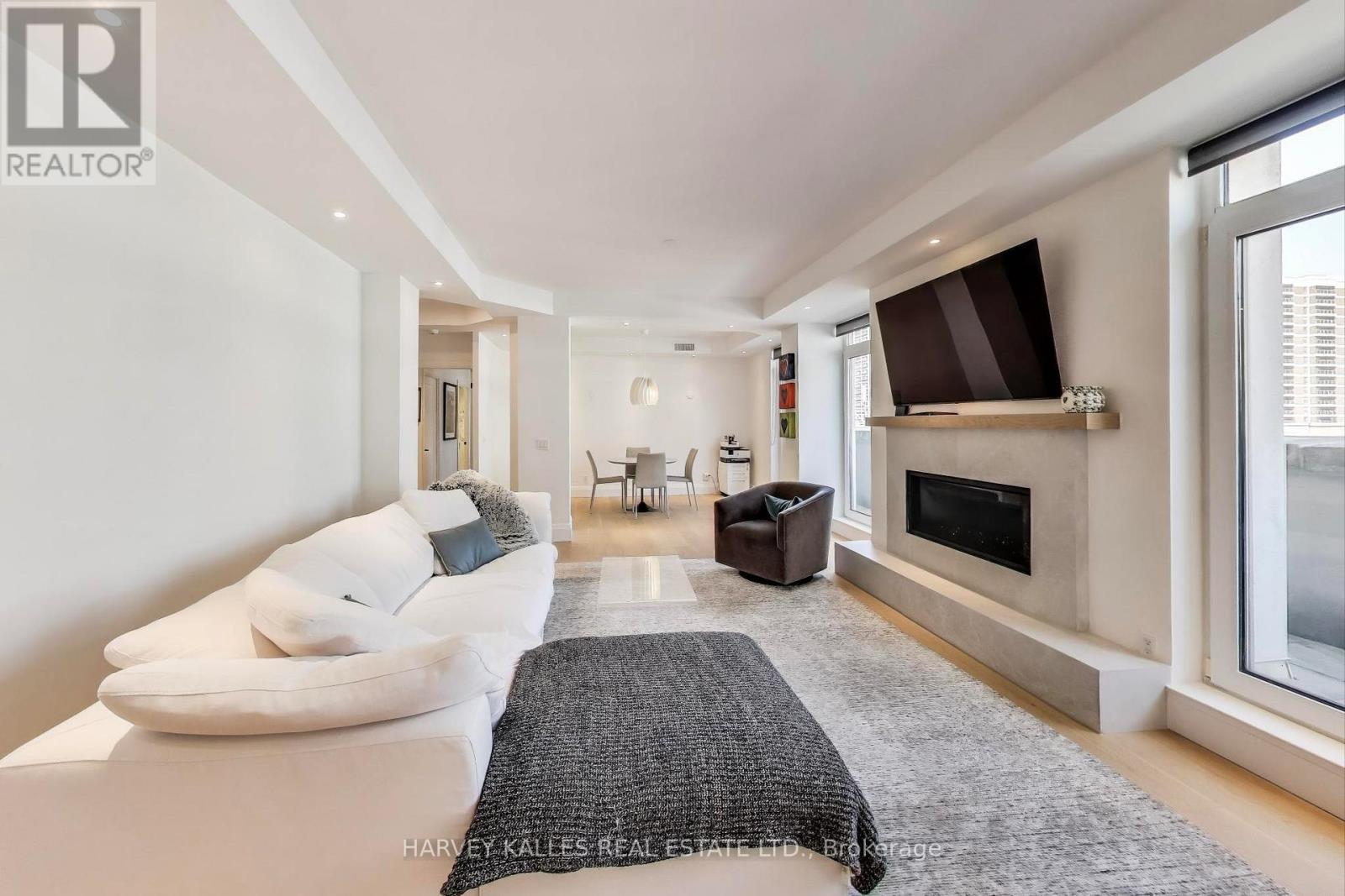 Photo 9 of 804 1 Balmoral Avenue, Toronto ON