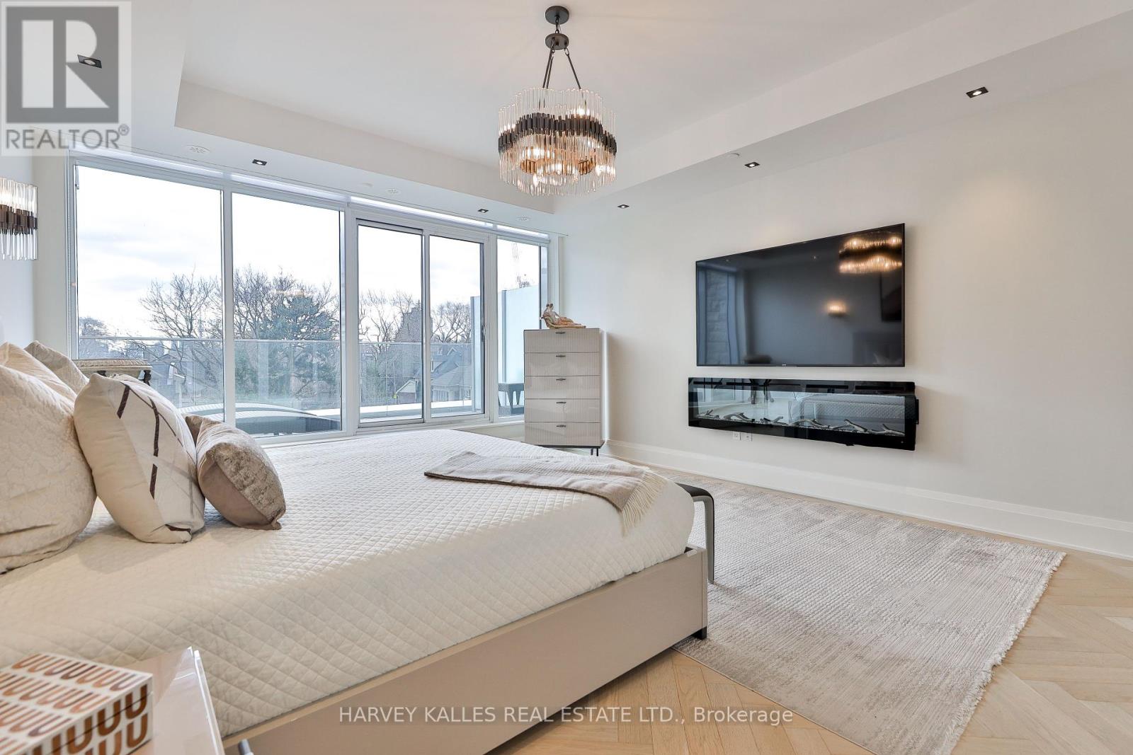 Photo 18 of 49 Foxbar Road, Toronto ON
