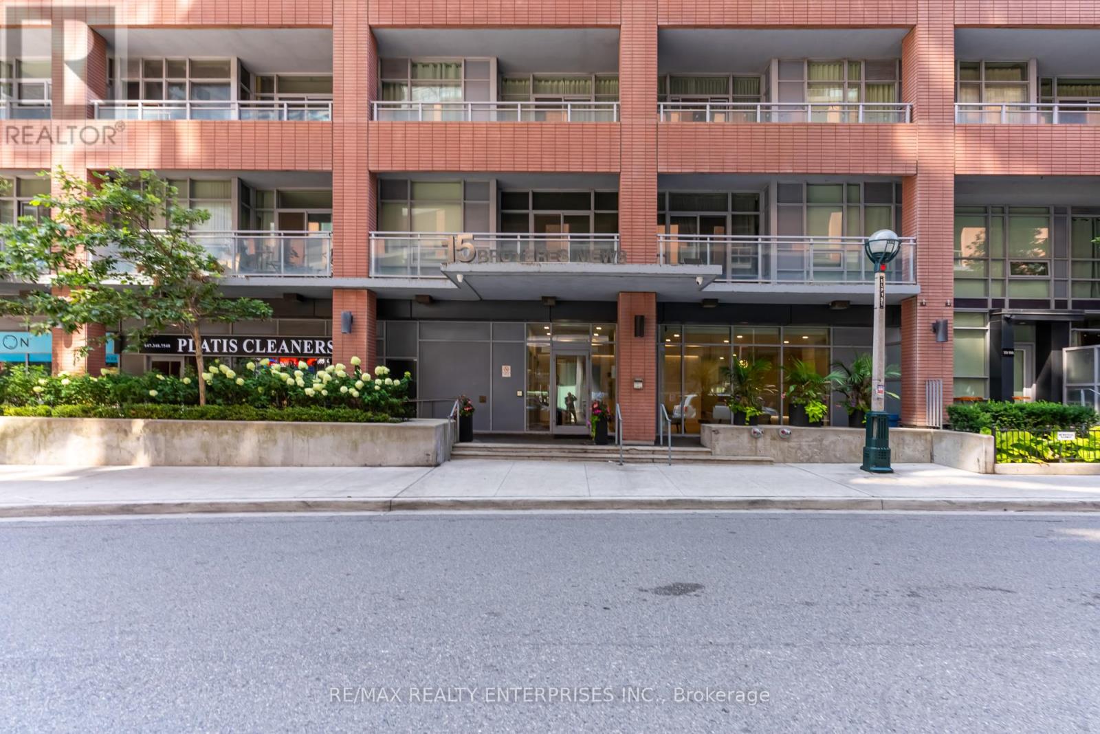 Photo 2 of 601 15 Bruyeres Mews, Toronto ON