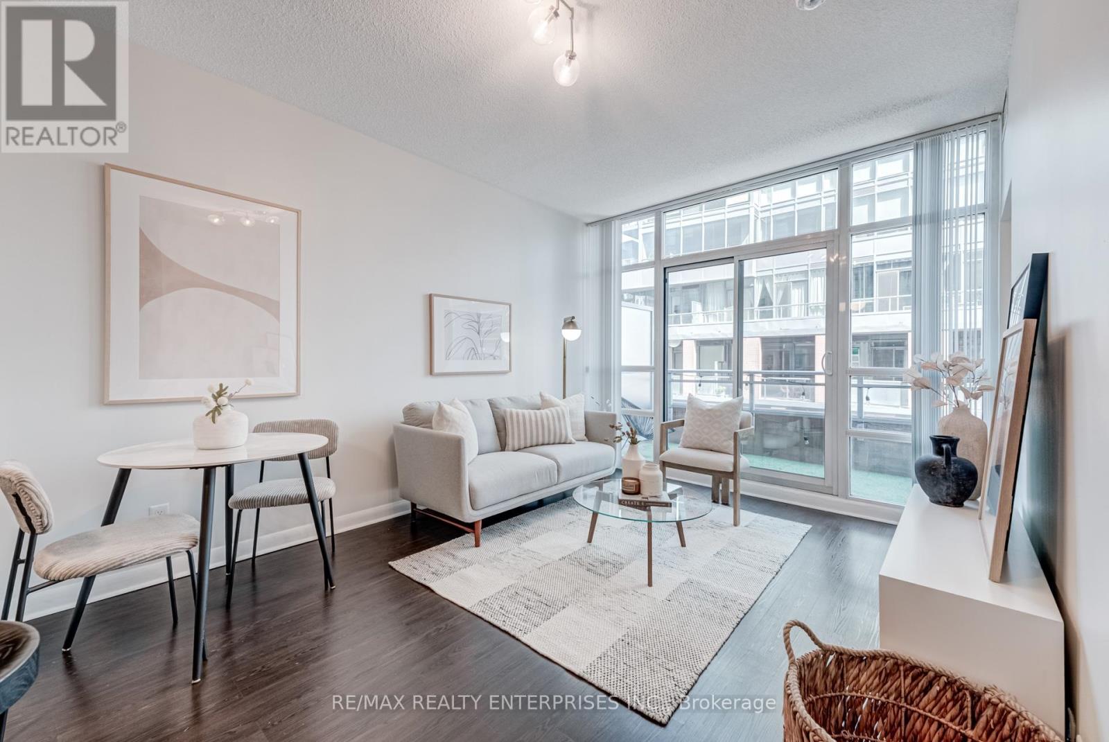 Photo 7 of 601 15 Bruyeres Mews, Toronto ON